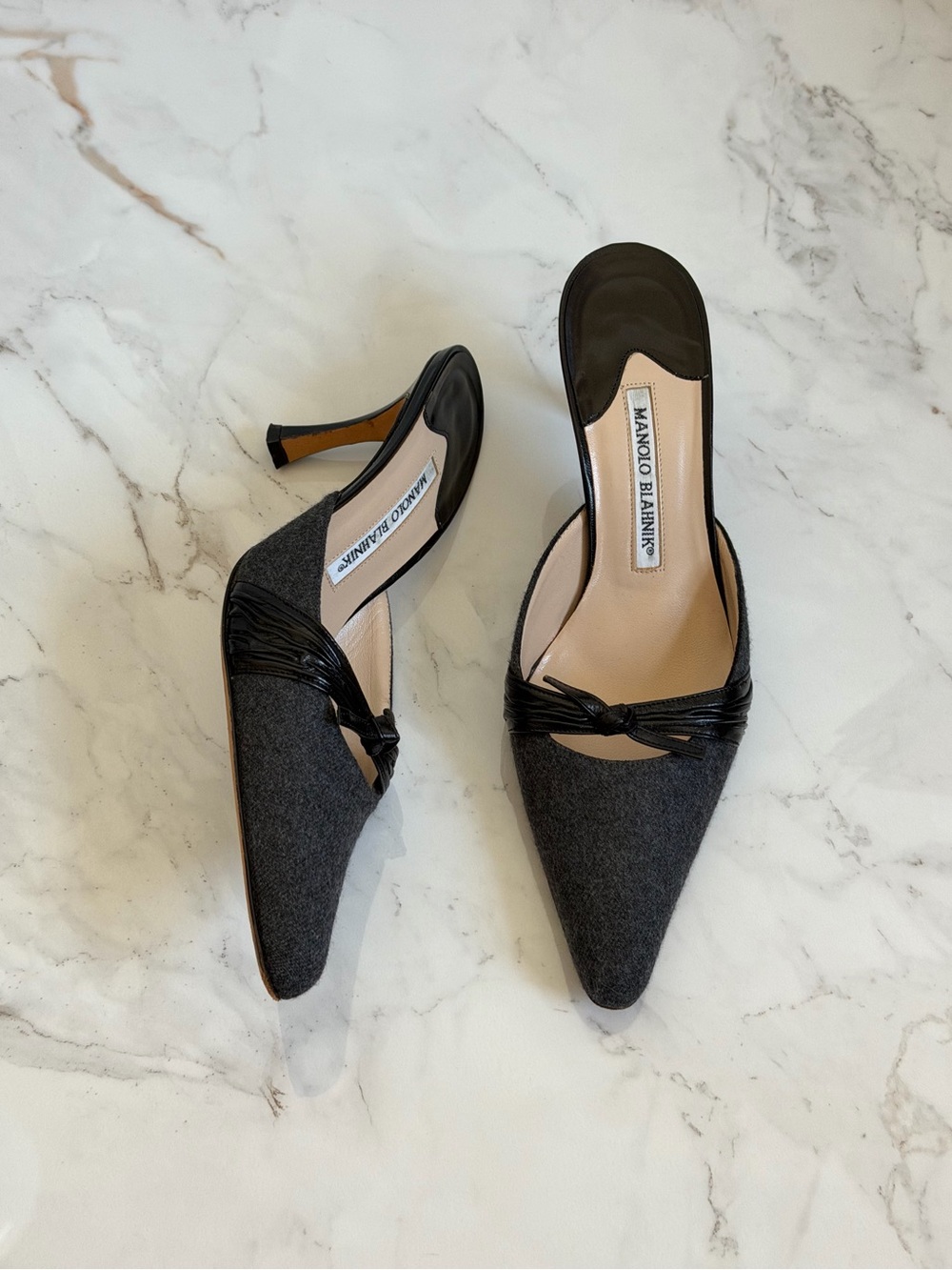 EUC Manolo Blahnik Gray Black Tweed Ruched Bow Leather Pointed Kitten Heel Mules